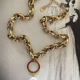 Collar Hippie Chic de grandes eslabones de cadena de acero inoxidable dorada y colgante de perla barroca natural redonda