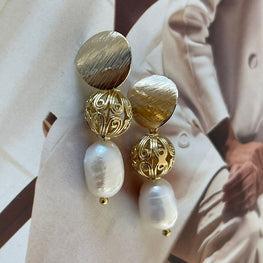 Aros Hippie Chic bañados en oro, perla natural y circulo con diseño.