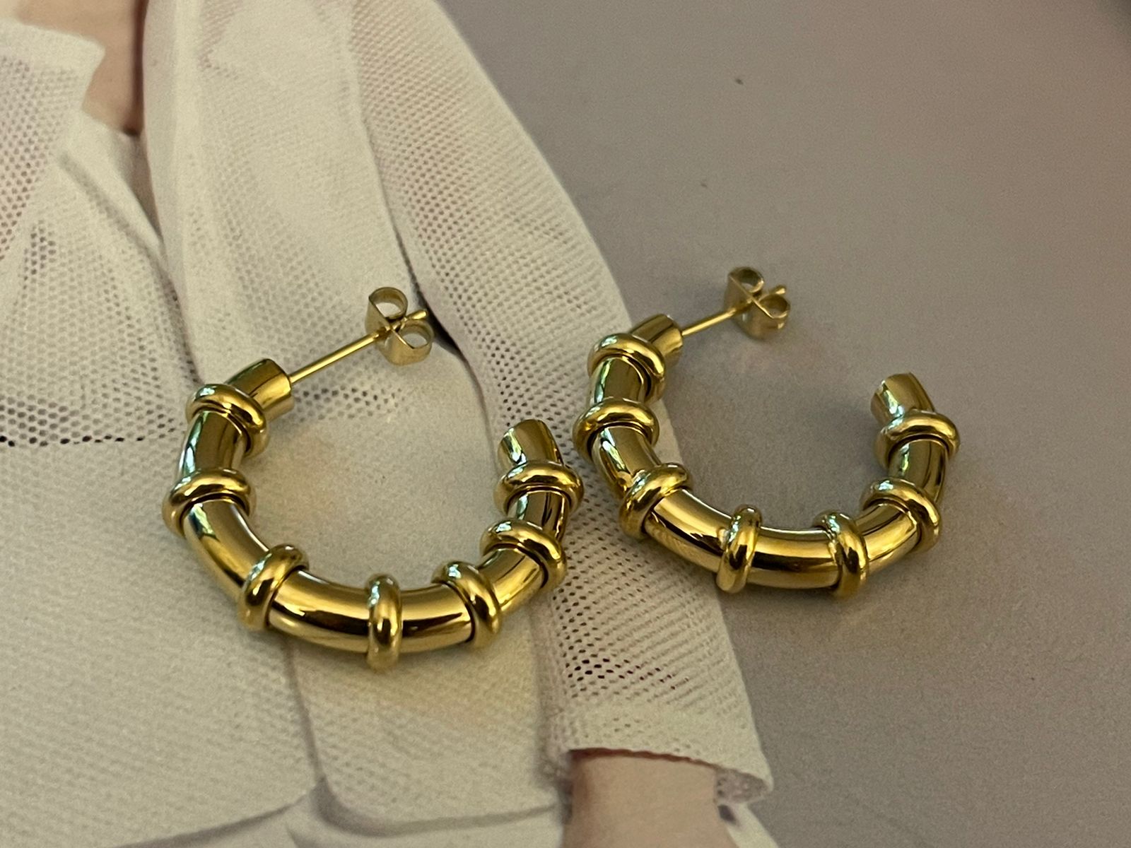 Aros Hippie Chic de acero inoxidable dorado con detalles de circulos en su contorno