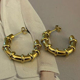 Aros Hippie Chic de acero inoxidable dorado con detalles de circulos en su contorno