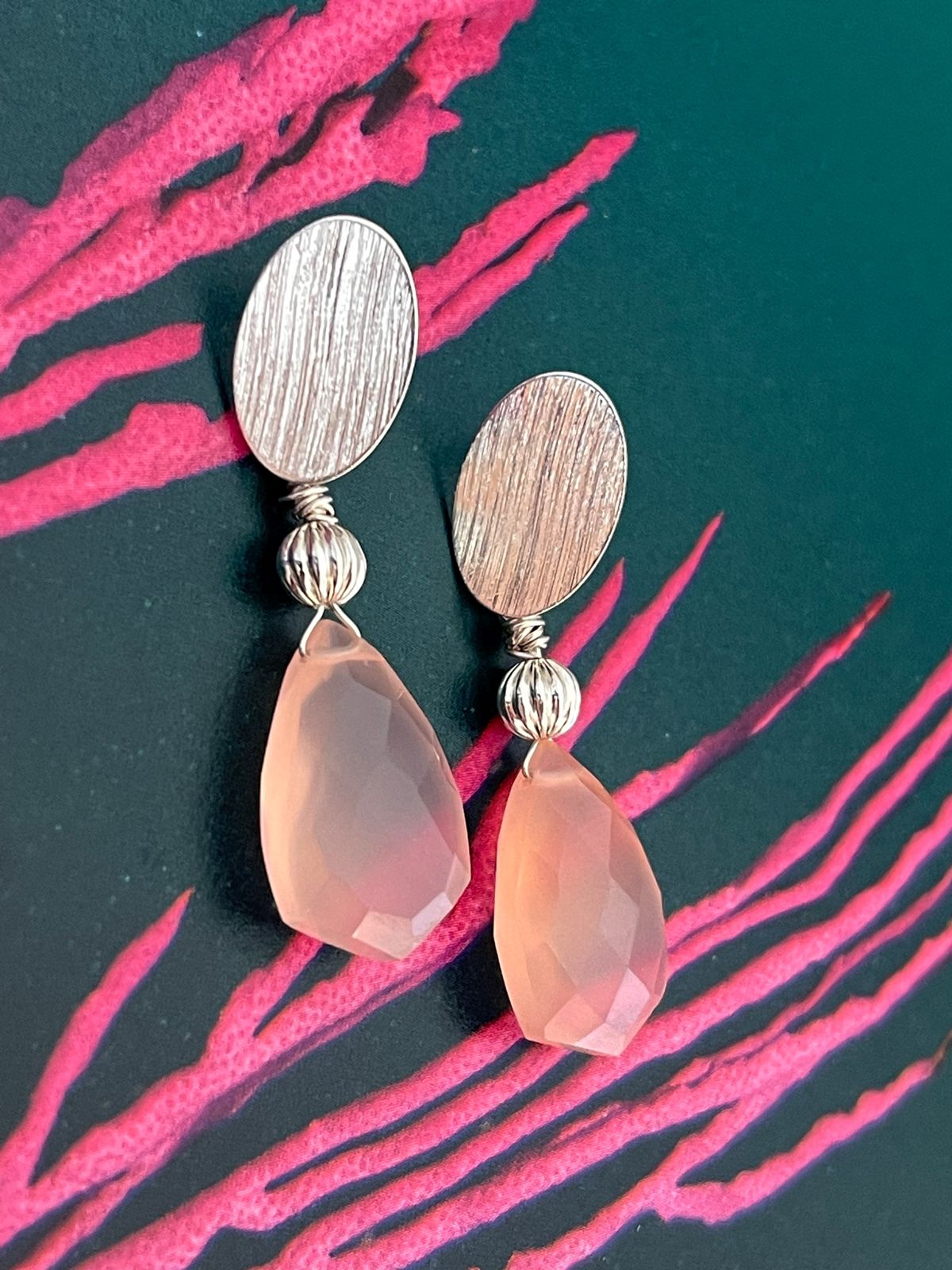 Aros Hippie Chic bañados en plata y calcedonia rosa suave facetada