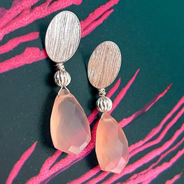 Aros Hippie Chic bañados en plata y calcedonia rosa suave facetada