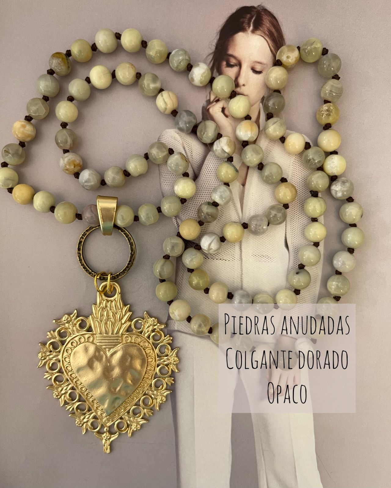 Collar Hippie Chic largo de piedras anudadas en suaves tonos beige y colgante de corazon dorado opaco