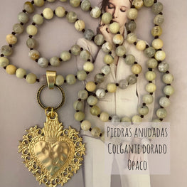 Collar Hippie Chic largo de piedras anudadas en suaves tonos beige y colgante de corazon dorado opaco