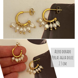 Aros Hippie Chic con base de acero inoxidable dorado y perlas de agua dulce.