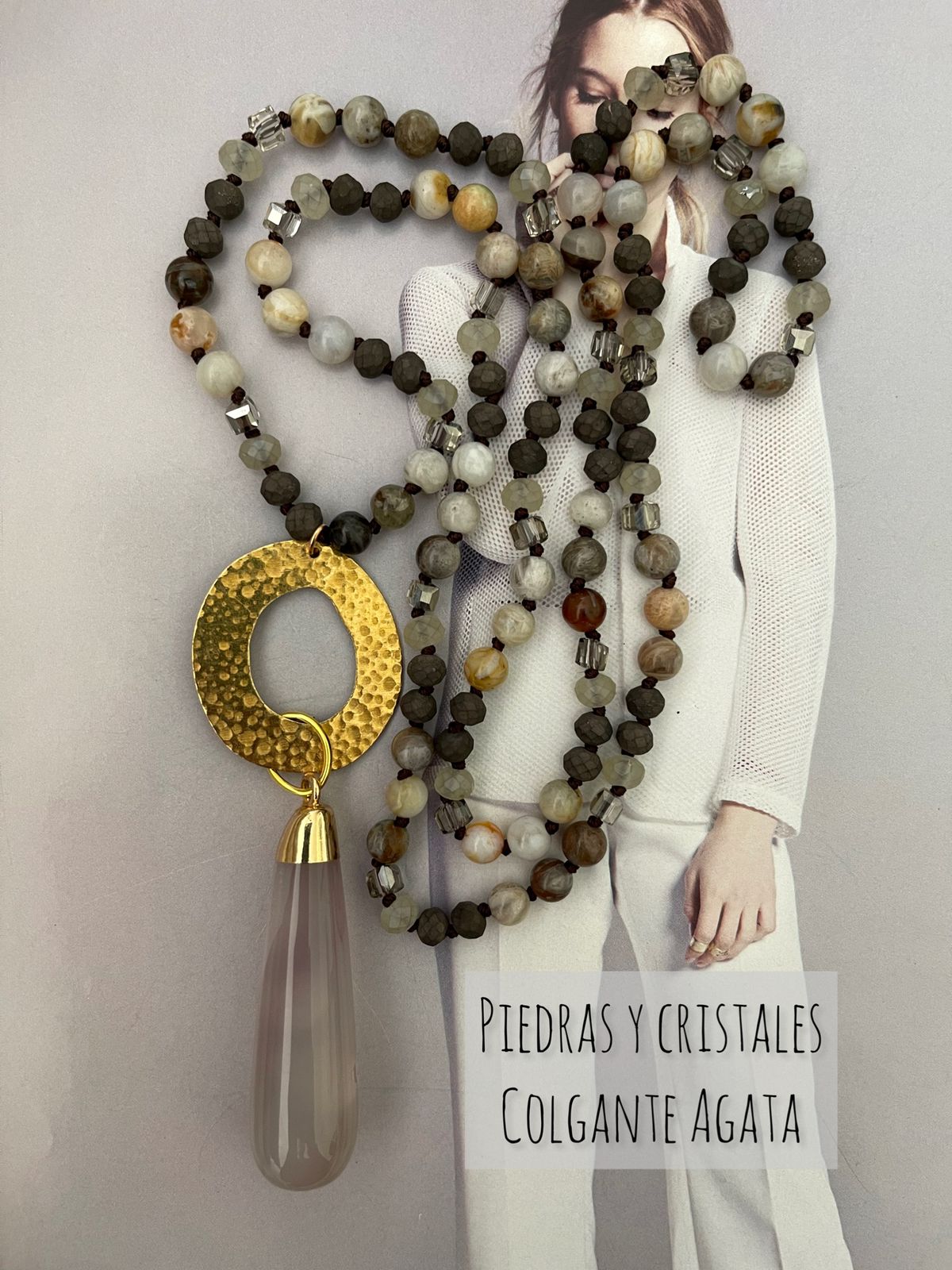 Collar Hippie Chic de piedras y cristales anudados en tonos cafés/beige con colgante de Agata.