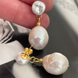 Aros Hippie Chic de preciosas perlas barrocas blancas, irregulares y base de acero inoxidable dorado.