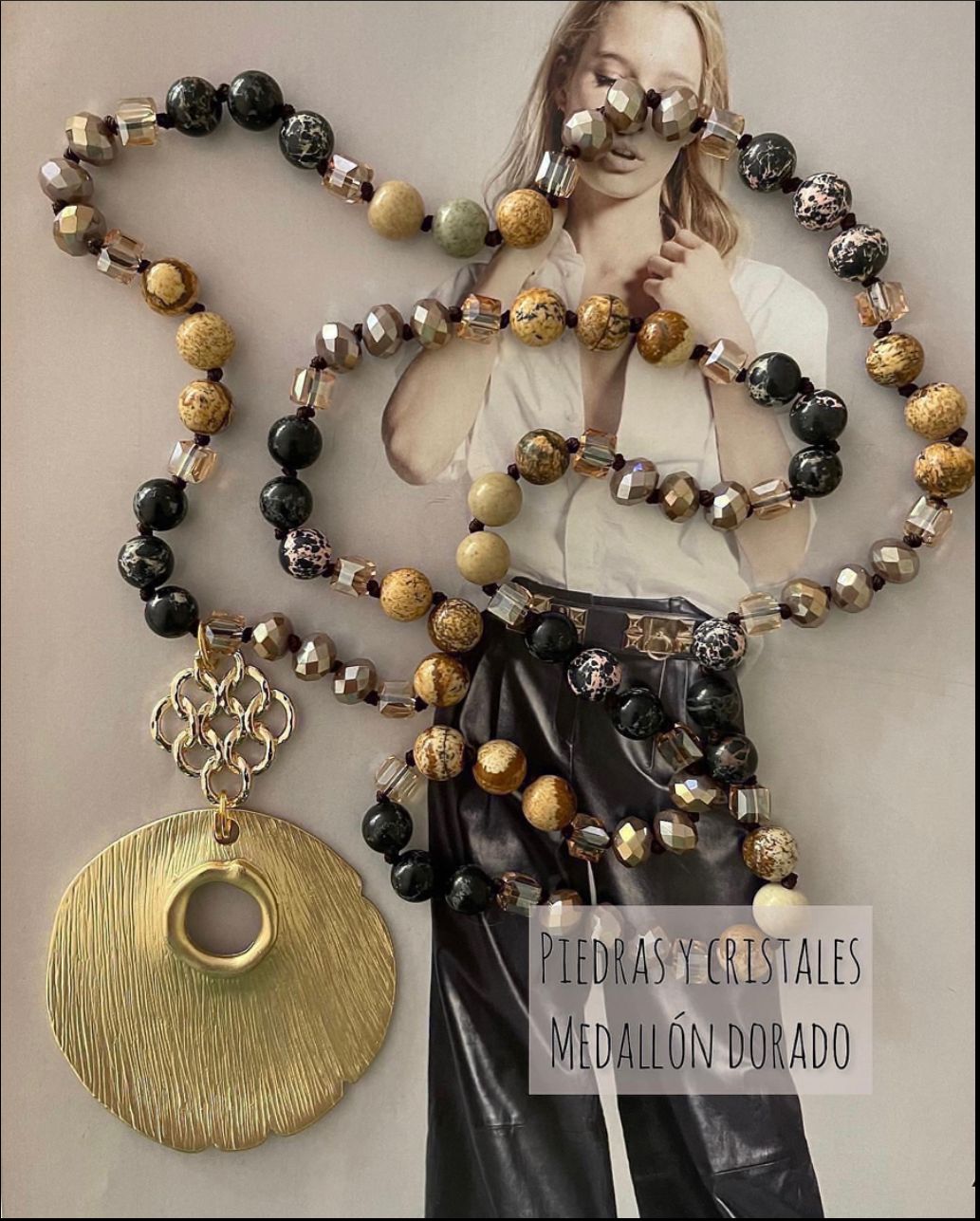 Collar Hippie Chic de piedras y cristales anudados en tonos beige/negros y medallón dorado opaco.