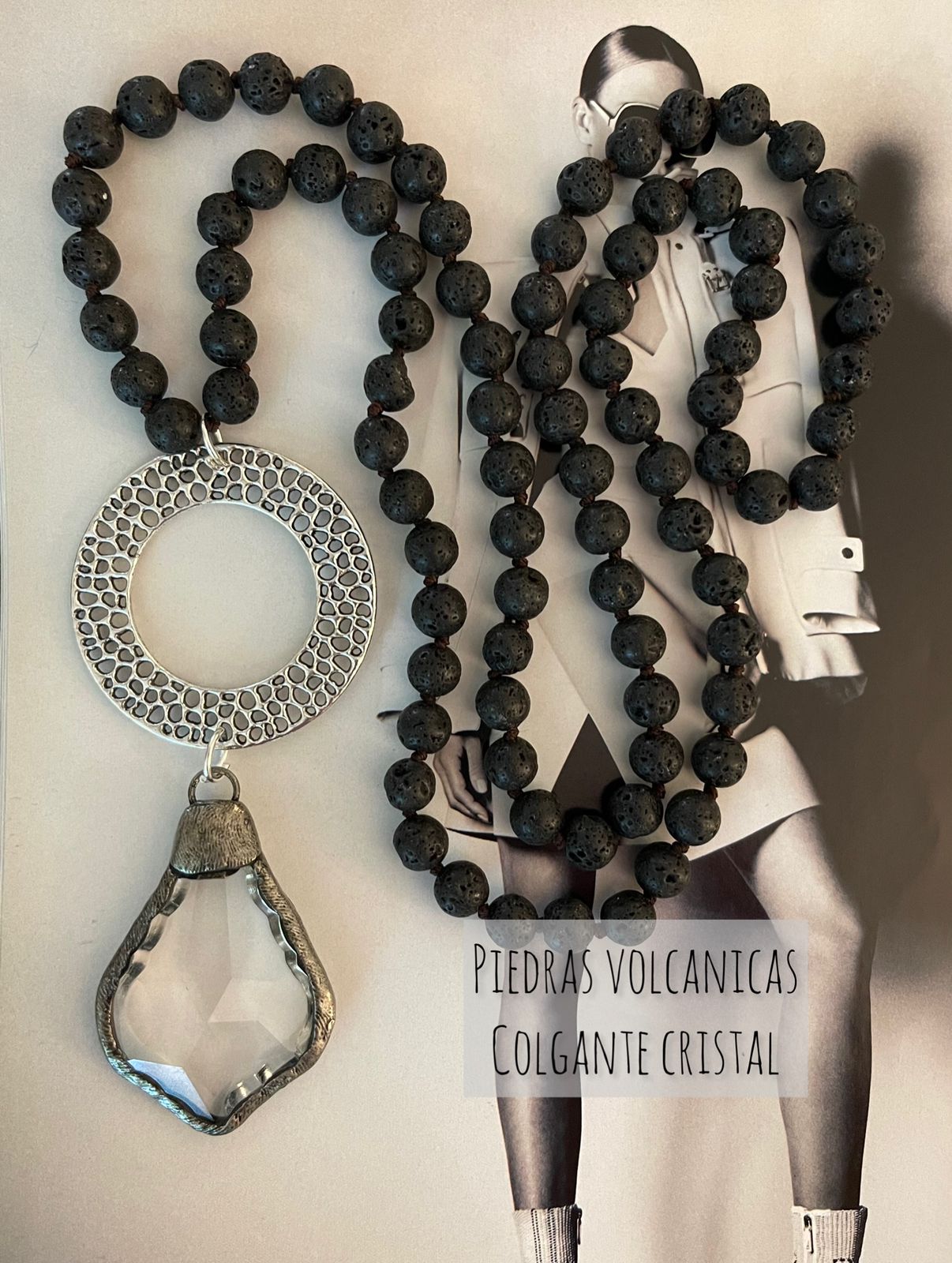 Collar Hippie Chic largo de piedras negras volcanicas y colgante de cristal con conector plateado