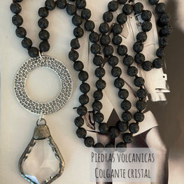 Collar Hippie Chic largo de piedras negras volcanicas y colgante de cristal con conector plateado