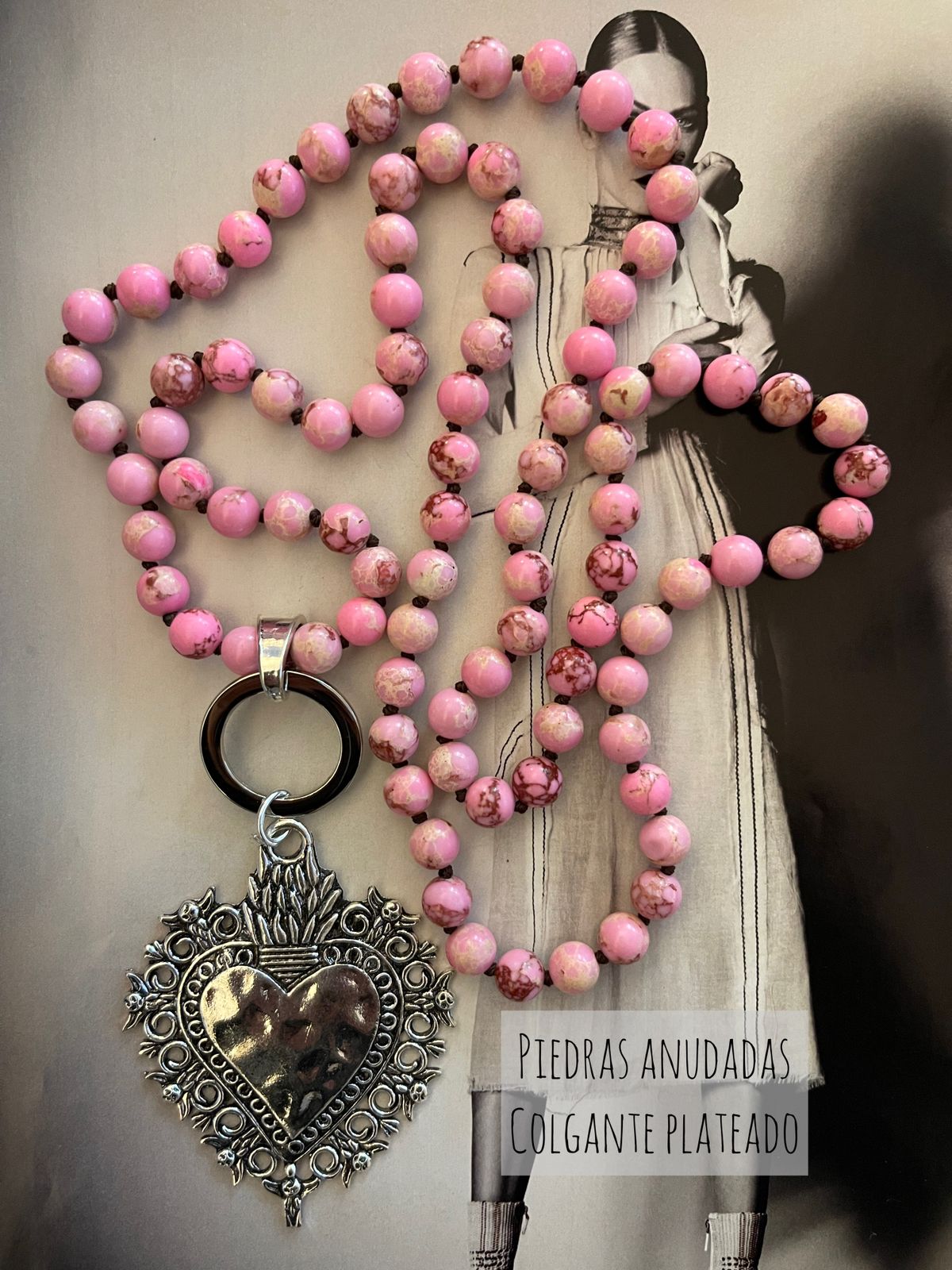 Collar Hippie Chic de piedras anudadas en tonos rosados y colgante de corazon plateado.