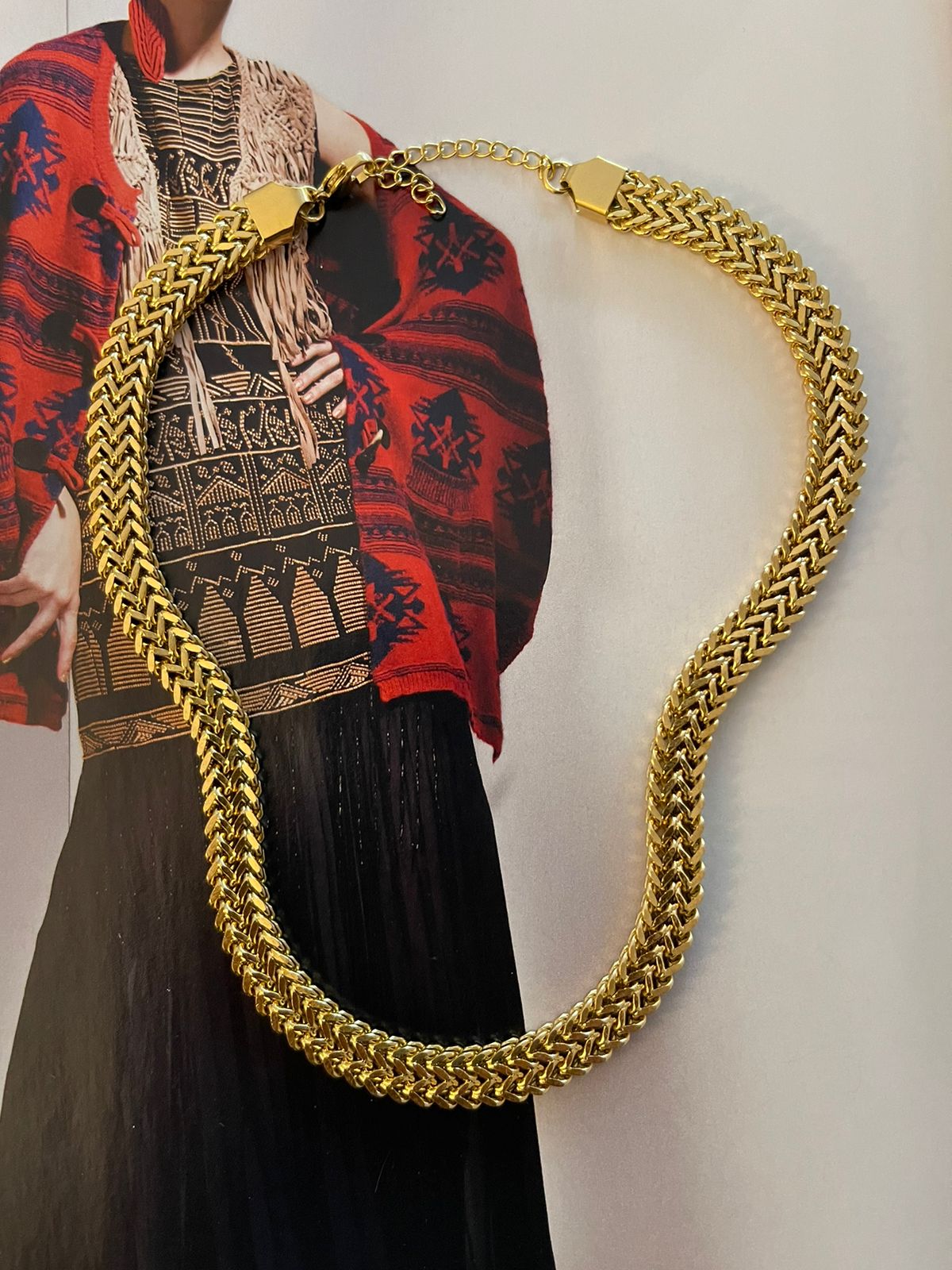 Collar Hippie Chic de acero inoxidable dorado trenzado.