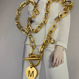 Collar Hippie Chic de cadena de acero inoxidable dorado, Letra M