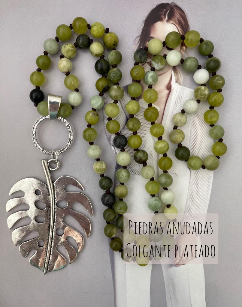 Collar Hippie Chic largo de piedras anudadas en tonos verdes y colgante plateado.