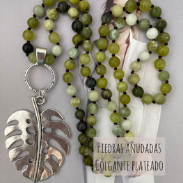 Collar Hippie Chic largo de piedras anudadas en tonos verdes y colgante plateado.