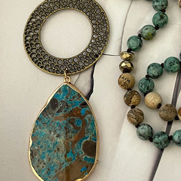 Collar Hippie Chic de piedras y cristales anudados en tonos verdes y beige. Círculo dorado envejecido.