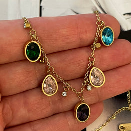 Collar Hippie Chic corto con cadena de acero inoxidable dorado y cristales transparente, verde, turquesa, lila y rosado.
