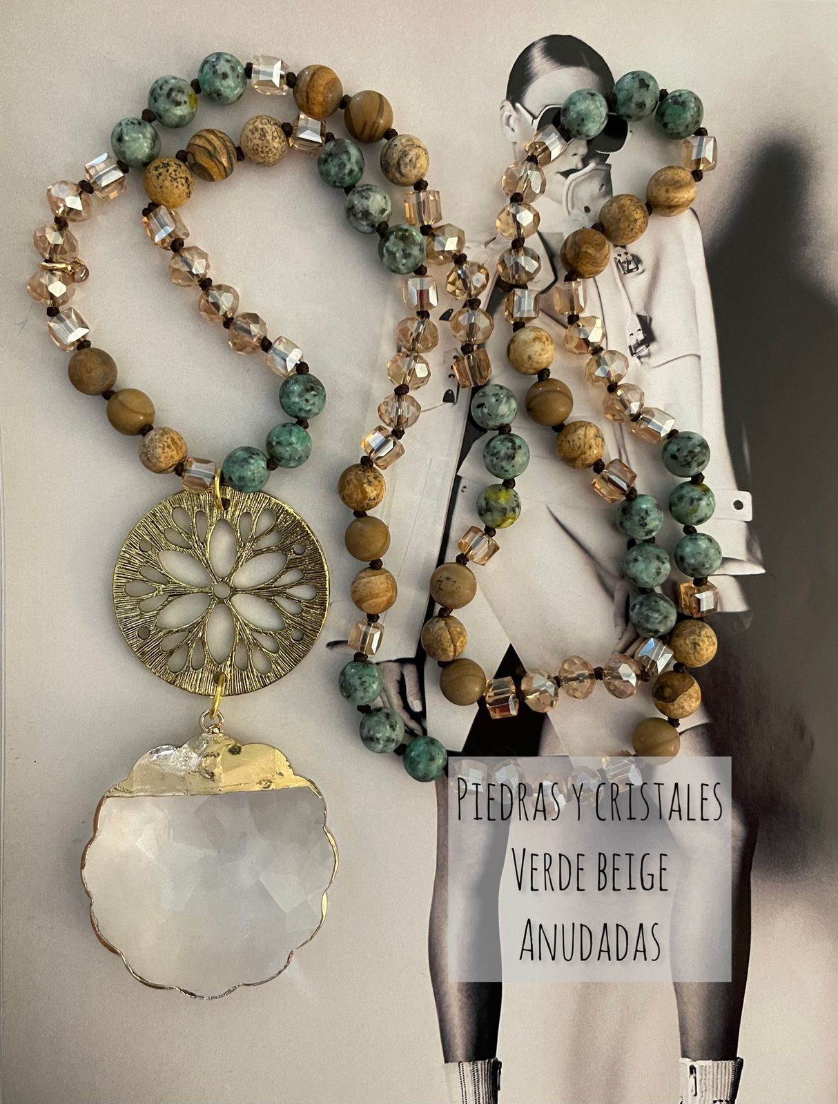 Collar Hippie Chic largo de piedras y cristales verde beige y colgantes de cristal redondo con diseño