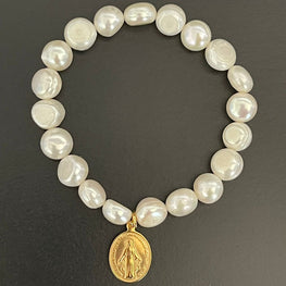 Pulsera Hippie Chic elasticada de perlas de agua dulce y colgante de acero inoxidable dorado Virgen de los rayos