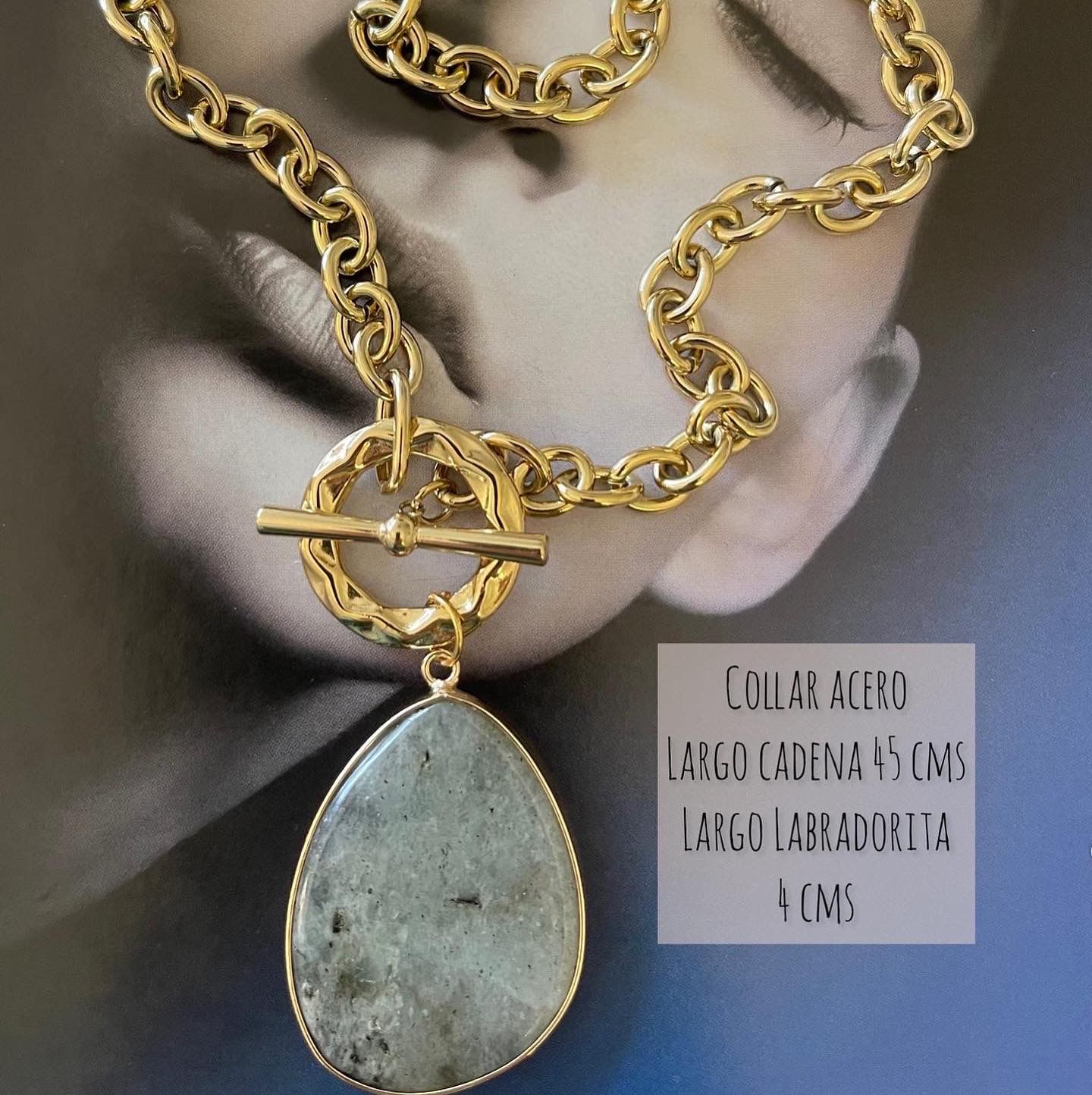 Collar Hippie Chic corto  de acero inoxidable dorado y colgante de piedra Labradorita natural con borde dorado.