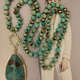 Collar Hippie Chic largo de piedras ábacos en tonos verdes, cristales y girnalda dorada.