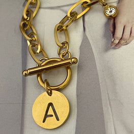 Collar Hippie chic de acero inoxidable dorado, letra A