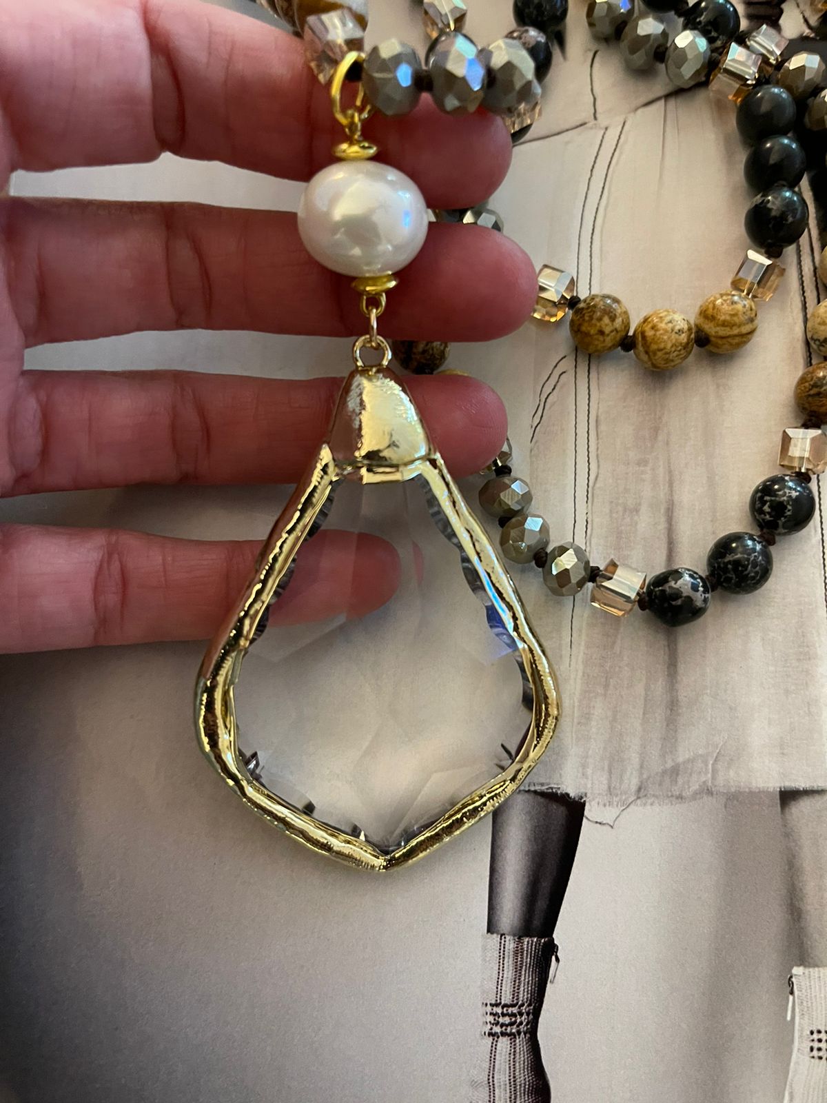 Collar Hippie Chic largo de piedras y cristales anudados en tonos biege, grises y negros con colgante de cristal facetado con borde dorado y perla Checa blanca,