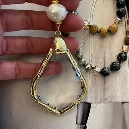 Collar Hippie Chic largo de piedras y cristales anudados en tonos biege, grises y negros con colgante de cristal facetado con borde dorado y perla Checa blanca,
