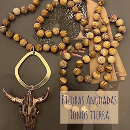 Collar Hippie Chic largo de piedras color tierra opacas y colgante cabeza