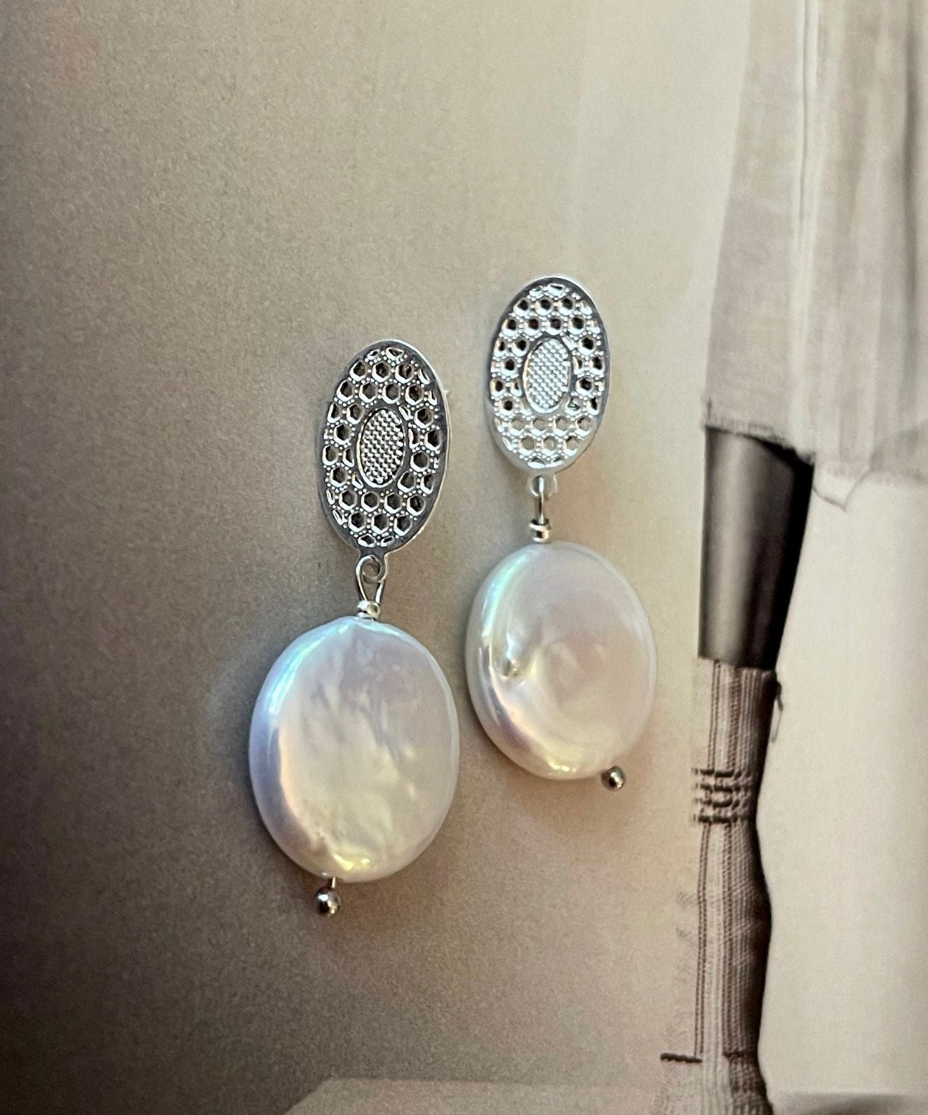 Aros Hippie Chic bañados en plata, base con diseño y perla natural blanca