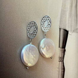 Aros Hippie Chic bañados en plata, base con diseño y perla natural blanca