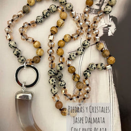 Collar hippiechic largp de piedras y cristales en tonos beige y Jaspe dalmata con colgante de piedra agata.