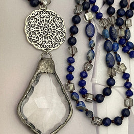 Collar Hippie Chic de piedras y cristales anudados en tonos azules y grises con colgante de cristal en base plateada.